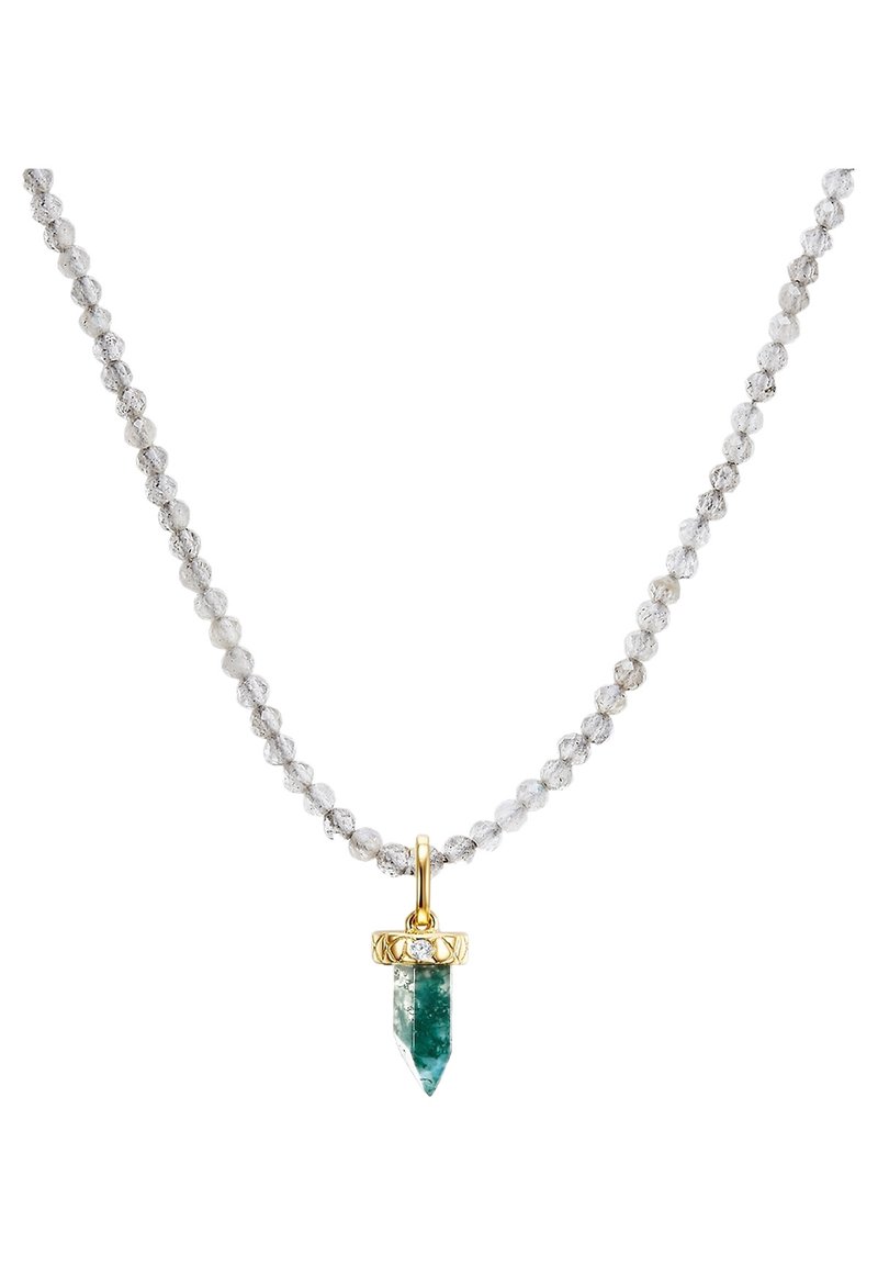 Collana con pendente in cristallo caratterizzata da una catena di perline trasparenti e sfaccettate, un punto di cristallo verde-teal e un cappuccio di accento dorato.