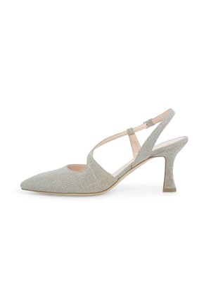 Décolleté slingback argento testurizzato con tacco alto, punta appuntita e cinturino regolabile con fibbia su sfondo bianco.