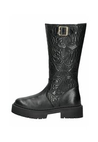 Bota de cuero negra hasta la rodilla con patrón floral grabado y detalle de hebilla. Presenta una suela de goma gruesa y un acabado texturizado.