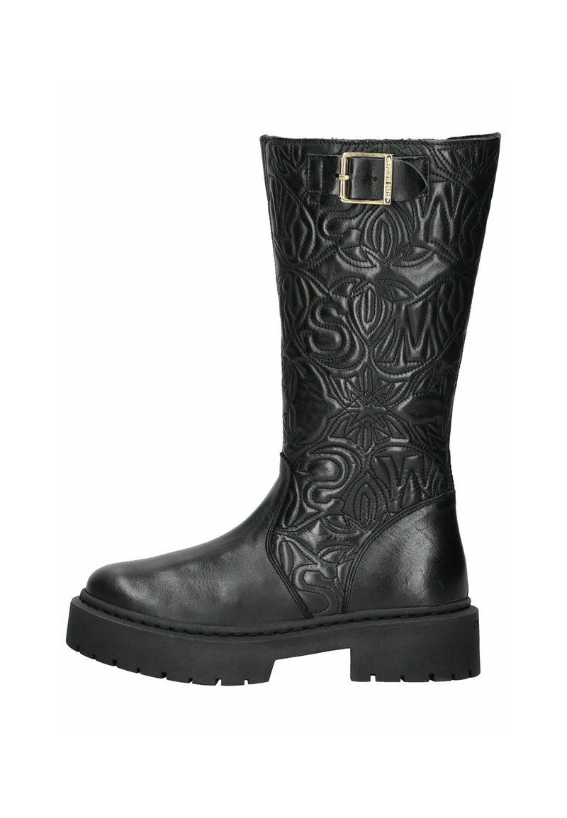 Bota de cuero negra hasta la rodilla con patrón floral grabado y detalle de hebilla. Presenta una suela de goma gruesa y un acabado texturizado.