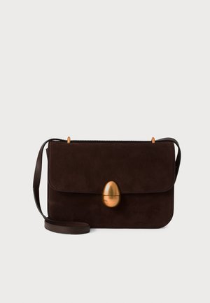 Braune Wildleder-Umhängetasche mit einem runden Kupferverschluss. Die Tasche verfügt über einen Klappenverschluss und einen schmalen Riemen für eine verstellbare Trageweise.