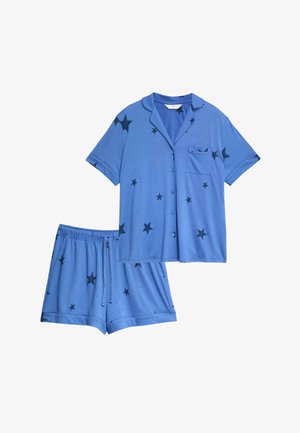 Conjunto de pijama azul hecho de una tela suave, que incluye una parte superior de botones de manga corta con un bolsillo en el pecho y un estampado de estrellas en azul marino, acompañado de pantalones cortos a juego.