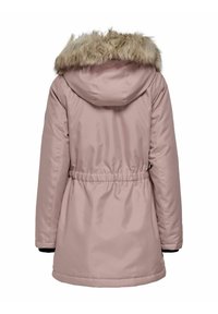 Růžová zimní parka se staženým pasem a kapucí s kožešinovým lemem, zobrazena zezadu na bílém pozadí.