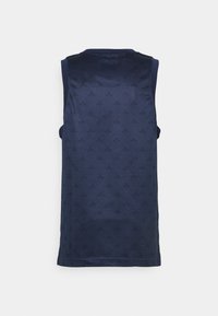 Námořnicky modré tílko s texturovaným vzorem fleur-de-lis a logem "P.ARIS". Vyrobeno z prodyšné látky, s kulatým výstřihem a rovnými lemy.