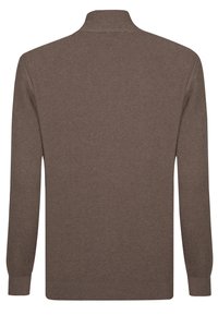 Brauner gerippter Pullover mit hohem Kragen und langen Ärmeln. Der Stoff hat ein strukturiertes Strickmuster, das ein dezentes Muster über die Oberfläche verteilt.