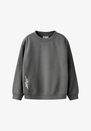 Felpa grigia con collo girocollo, polsini e orlo a coste, con testo verticale bianco "ONE NINE EIGHT SIX" sul lato inferiore sinistro.