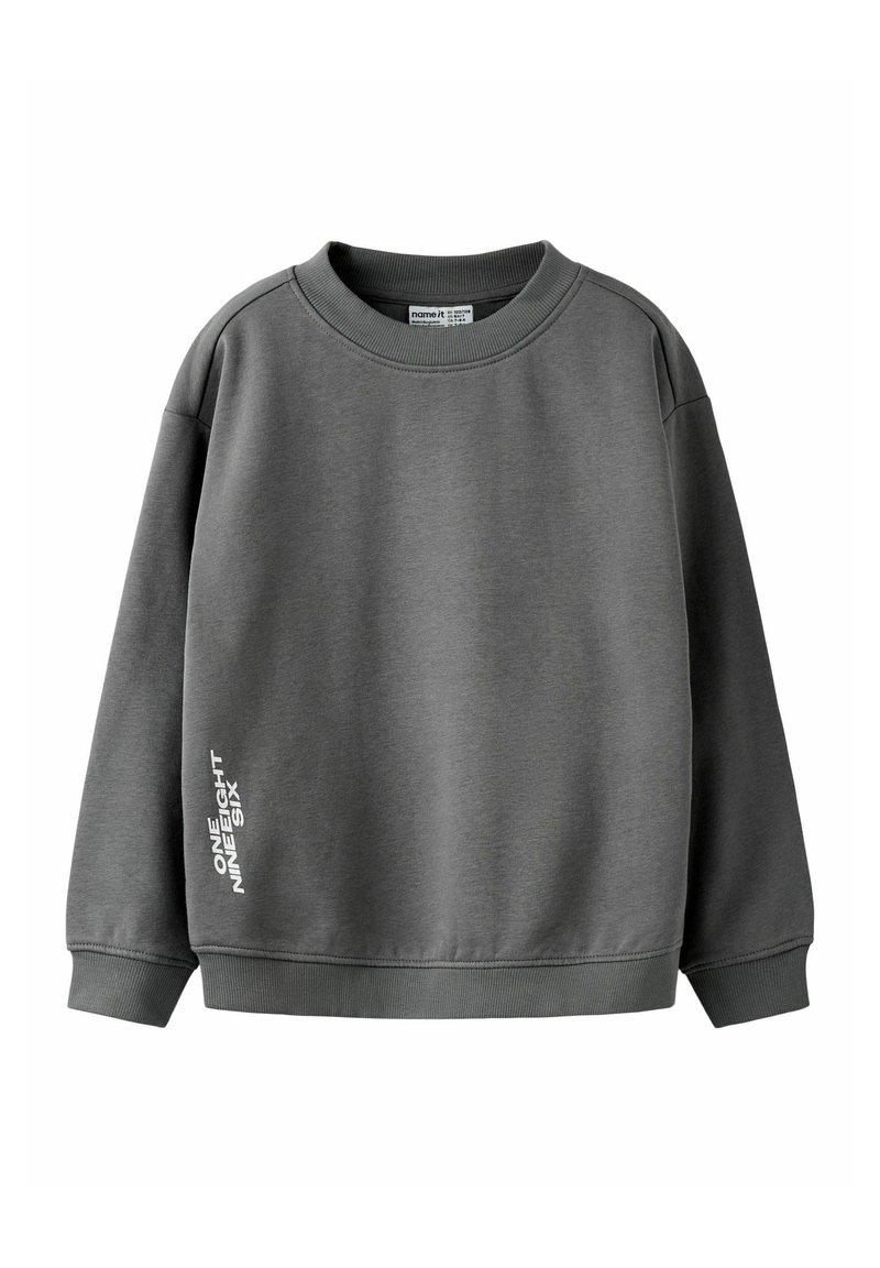 Felpa grigia con collo girocollo, polsini e orlo a coste, con testo verticale bianco "ONE NINE EIGHT SIX" sul lato inferiore sinistro.