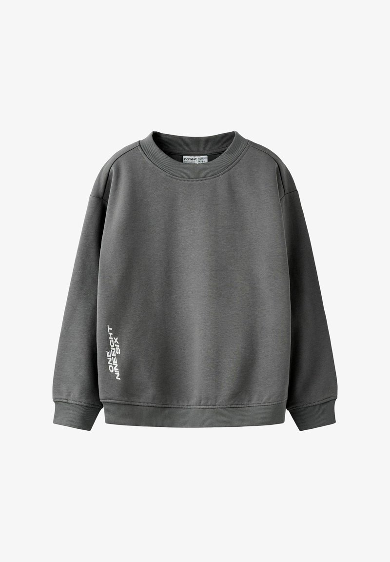 Felpa grigia con collo girocollo, polsini e orlo a coste, con testo verticale bianco "ONE NINE EIGHT SIX" sul lato inferiore sinistro.