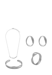Zilverkleurige sieradenset bestaat uit een ketting, een armband en drie ringen. Bevat gladde, gebogen ontwerpen met een gestructureerde afwerking.