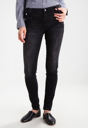 Slim-fit zwarte denim jeans met een lichte vervaging, vijf-pocket ontwerp en metalen knoopsluiting. De textuur is glad met een zachte afwerking.