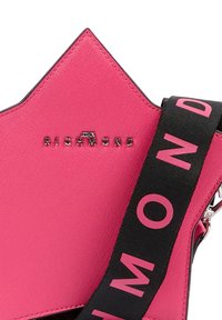 Borsa sintetica rosa a forma triangolare, con una superficie testurizzata e una tracolla nera con scritte rosa. Logo del marchio visibile.