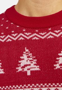 Czerwony sweter z dzianiny z białymi wzorami choinek, zygzakowymi liniami i ściągaczem, o teksturowanym wykończeniu.
