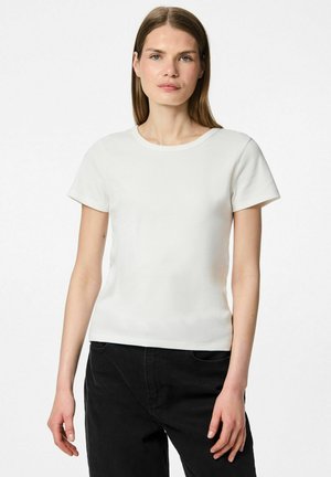 Vit t-shirt med kort ärm och ribbat mönster, rund halsringning, tillsammans med svarta byxor. Enkelt design, inga synliga mönster eller detaljer.
