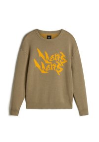 Olivgrüner Strickpullover mit runder Ausschnittform und gerippten Bündchen. Besitzt ein großes, gezacktes orangefarbenes Textdesign auf der Vorderseite.