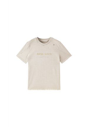 Camiseta de algodón color beige con cuello redondo, con detalles desgastados y un logo desvanecido en el pecho. Mangas cortas, corte holgado.
