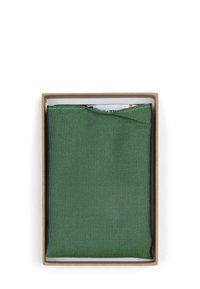 Groene stoffen notitieboek gewikkeld in gestructureerd materiaal, gepresenteerd in een rechthoekige bruine kartonnen doos met een open bovenkant.