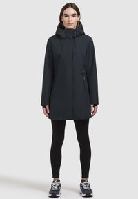 Mörknavy vattentät parka med huva, med rak skärning, två blixtlåsfickor på sidorna och justerbara dragsko.