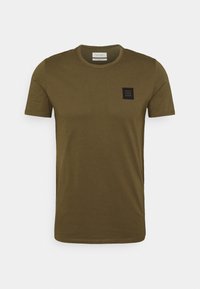 Olivegrünes T-Shirt aus Baumwolle mit kurzen Ärmeln und Rundhalsausschnitt sowie kleinem schwarzen Patch-Logo mit der Aufschrift "Marc O'Polo Denim" auf der linken Brust.