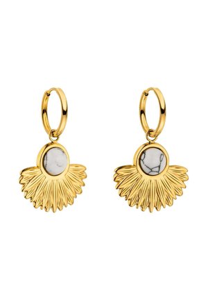 Goldene Creolen mit fächerförmigen Anhängern und weißen, marmorähnlichen runden Steinen in der Mitte jedes Anhängers.