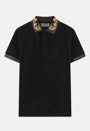 Polo preto de manga curta com estampado barroco dourado na gola, bolso no peito, lista de botões e acabamento em dourado nas bainhas das mangas.