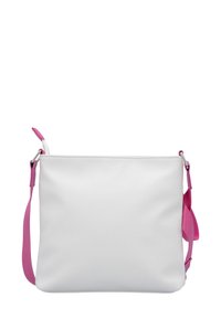 Weißer strukturierter Lederbeutel mit einem pinken Tragegurt und Akzenten. Verfügt über einen Reißverschluss und hat eine flache rechteckige Form.