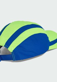 Gorra con paneles alternos en verde brillante y azul, con visera curva y correa ajustable, confeccionada con tela ligera.