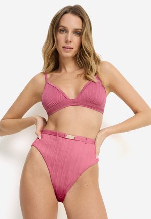 Σετ ροζ μπικίνι που περιλαμβάνει ένα σουτιέν με υφή και ριγέ λεπτομέρειες και σλιπ με ψηλή μέση, ζώνη στη μέση και διακριτική λεπτομέρεια με λογότυπο.