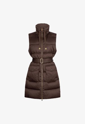 Giubbotto senza maniche imbottito marrone con alto colletto, chiusura frontale con zip, cintura regolabile e due grandi tasche con patta e bottoni.