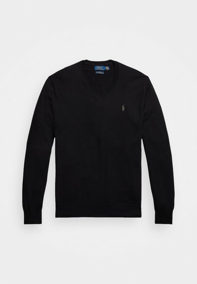 Svart v-hals genser laget av mykt strikket stoff. Har lange ermer og en liten brodert logo på brystet. Ribbestrikkede mansjetter og nederkant.