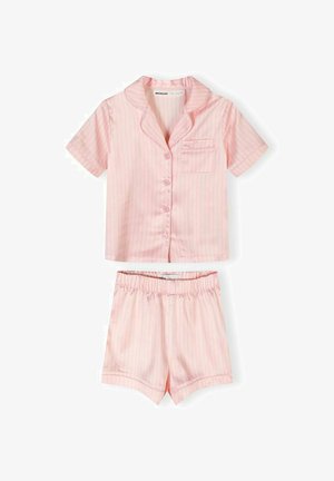 Šviesiai rožinė trumpomis rankovėmis palaidinė su sagomis, kišenė krūtinės srityje ir derančios elastinės juosmens šortai, abu su subtiliomis vertikaliomis juostelėmis.