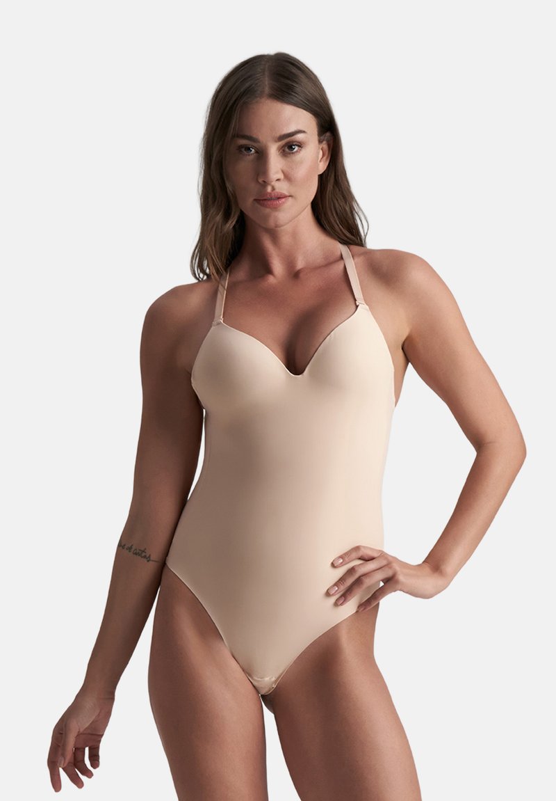 Costume da bagno color carne, realizzato in tessuto liscio, con scollatura a V profonda e sottili spalline regolabili. Progettato per una silhouette slanciata.
