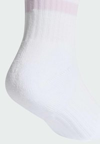 Biele členkové ponožky vyrobené z textúrovanej tkaniny s jemným ružovým pruhom blízko vrchu. Majú hladký, priliehavý tvar a priedušný dizajn.