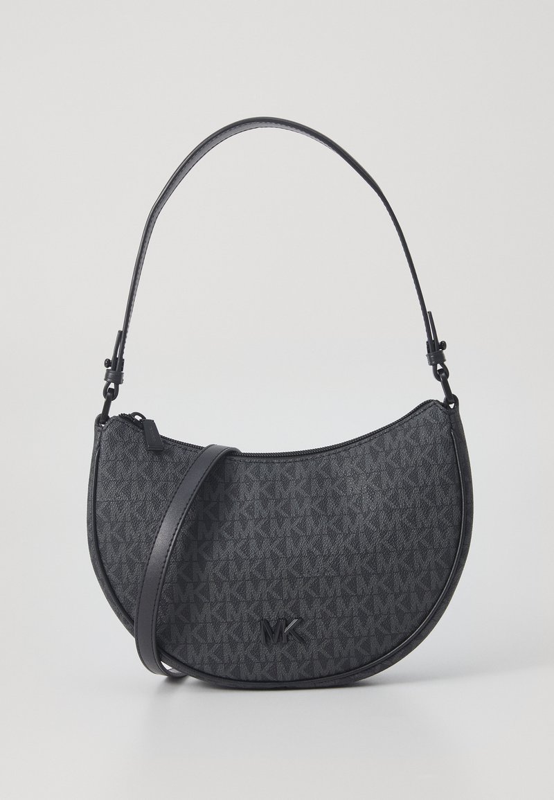 Sac à épaule en forme de demi-lune noir, fabriqué en matériau texturé, présentant un motif de logo sur l'ensemble et une bandoulière unique avec fermeture éclair.