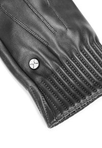 Juodas odinis pirštas su raštuotu paviršiumi, matomomis siūlėmis ir sidabro mygtuko detale ant riešo. Lygus paviršius ir pritaikytas iškirpimas.