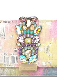 Clutch rosa y plateado con un acabado texturizado. Presenta un adornado de joyas multicolores y una placa de logo en tono dorado en la parte frontal.