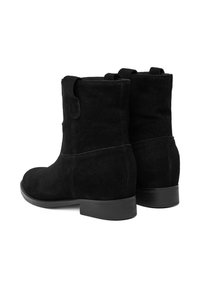 Botine din suede negru, cu vârf rotund, toc jos și tab pentru prindere în partea din spate. Textură netedă, cu un design minimalist și fără modele vizibile.
