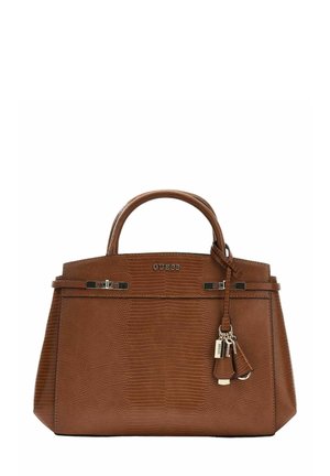 Sac à main marron texturé avec une forme structurée, deux poignées supérieures et un charm amovible. Comprend des ferrures argentées et des détails de marque.