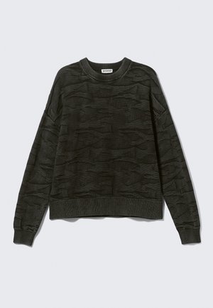 Mørkegrøn strikket sweater med et tekstureret mønster, rund hals, lange ærmer samt ribbede manchetter og kant. Materialet ser blødt og fleksibelt ud.