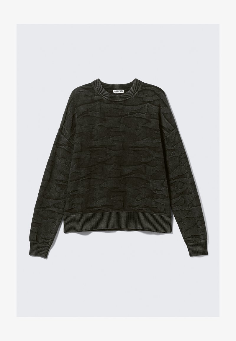 Pull en maille vert foncé avec un motif texturé, col rond, manches longues, et poignets et ourlet côtelés. Le matériau semble doux et flexible.