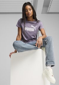 Puma ESSENTIALS LOGO RUNDHALS KURZARM - Camiseta estampada - pale plum