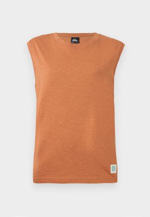 Oranžno brezrokavnik iz mehkega, teksturiranega materiala. Okrogla izrezana ovratnica z majhno oznako na spodnjem levem kotu.