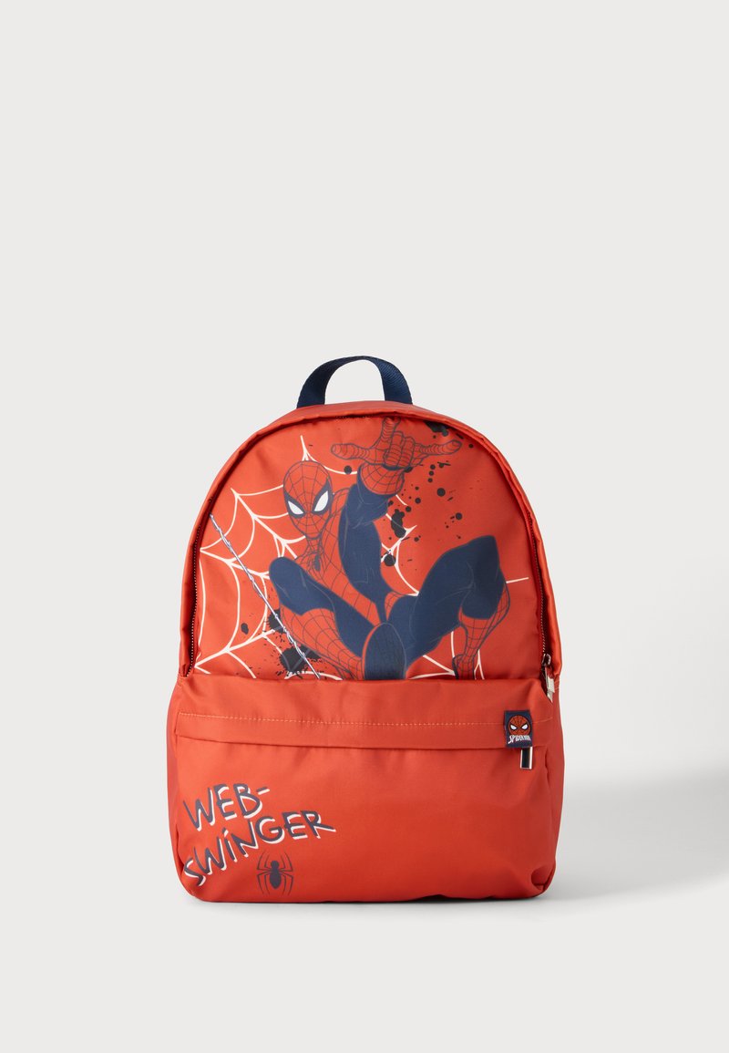 Sac à dos rouge avec Spider-Man en position de lancer de toile, avec le texte "WEB-SWINGER" et un petit graphique d’araignée sur la poche avant.