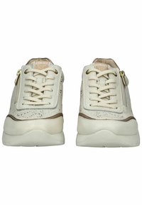 Cremfarbene Schuhe mit perforierten Details, goldenen Akzenten und einer Kombination aus Schnürsenkeln und einem Reißverschluss für den Verschluss. Dicke cremfarbene Gummisohlen.
