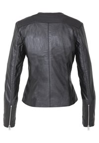 Giacca di pelle nera con un design aderente, maniche lunghe, texture liscia e dettagli in cerniera argentata sui polsini. Cuciture decorative lungo la schiena.