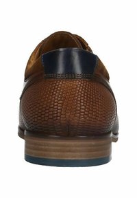 Bruine leren jurk schoen met een getextureerd reptielachtig patroon, blauwe leren hielaccent en houten zool met blauwe details. Achteraanzicht.