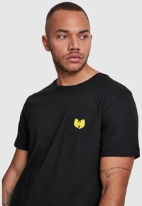 Mister Tee WU-WEAR FRONT-BACK TEE - Print T-shirt - black