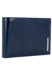 Portefeuille en cuir bleu marine avec une texture lisse, doté d'un label en métal argenté et de coutures contrastées le long des bords.