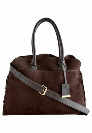 Borsa in suede marrone con tracolle in pelle scura. Presenta un'etichetta in hardware dorato e una tracolla rimovibile per maggiore versatilità.