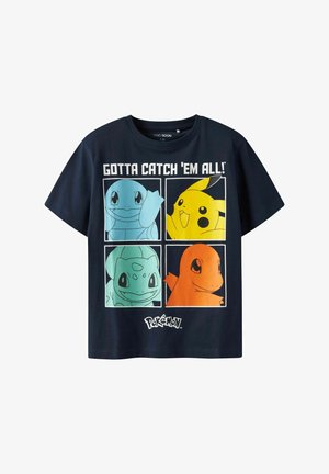 Marineblauwe katoenen T-shirt met vier Pokémon-personages in felle kleuren: Squirtle, Pikachu, Bulbasaur en Charmander, met de tekst "Gotta Catch 'Em All!"