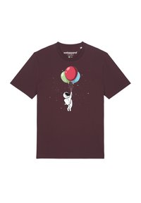 Bordeaux katoenen t-shirt met een witte astronautenafbeelding die kleurrijke ballonnen vasthoudt tegen een sterry achtergrond. Ronde hals en korte mouwen.